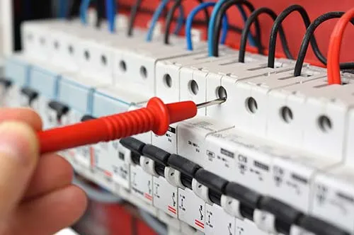 Prüfung eines Sicherungskastens – Stelle Anlagenelektroniker/in Gebäudetechnik