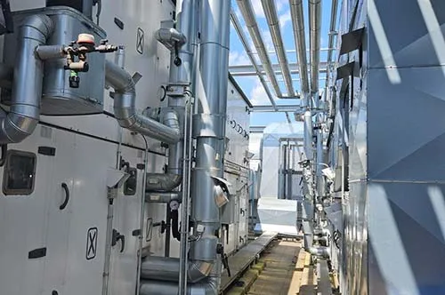 Lüftungsanlage mit Rohrleitungen auf einem Dach