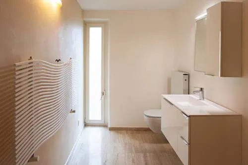 Modernes Badezimmer mit Waschtisch und Heizkörper