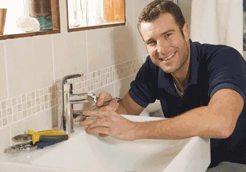 Installateur montiert eine Waschtischarmatur