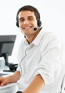 Mitarbeiter der Service-Hotline mit Headset